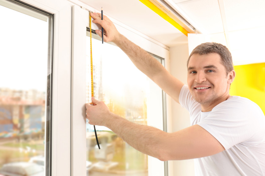 Wie messe ich ein Fenster für Jalousien, Gardinen und Vorhänge aus?