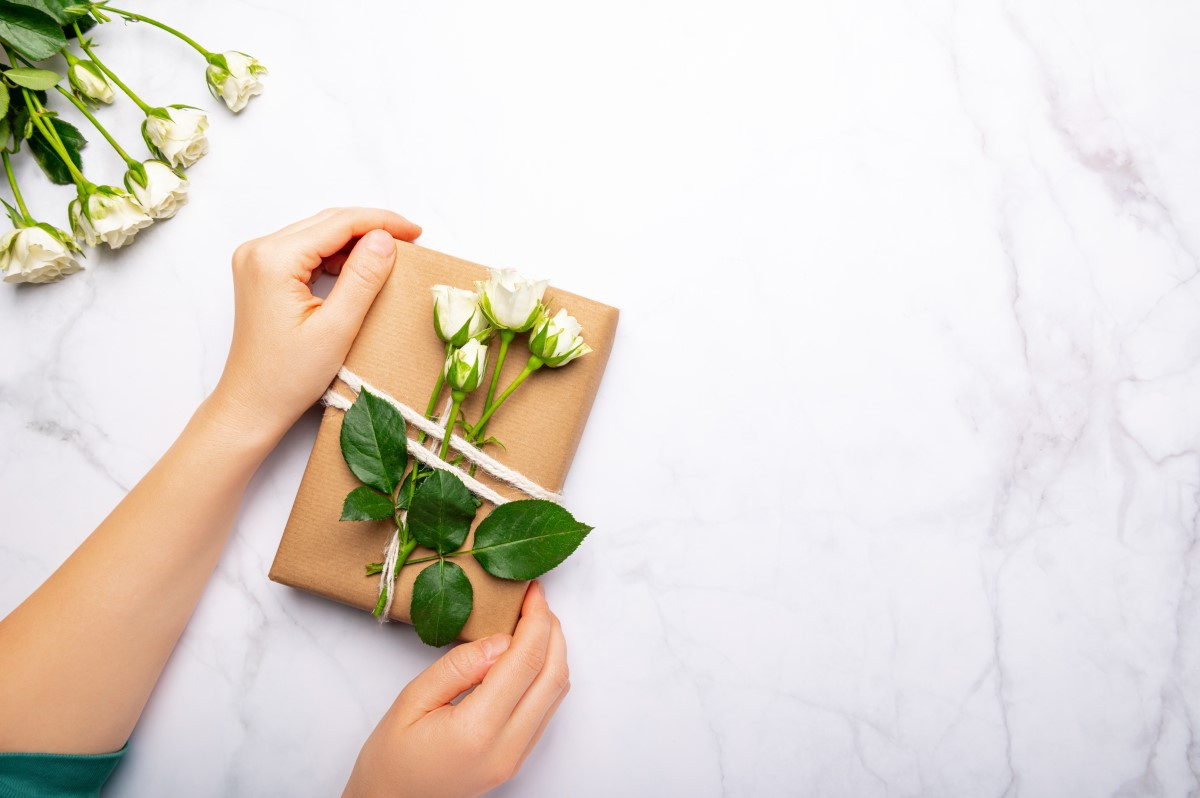 Wie verpackt man ein großes, unförmiges Geschenk in Papier?