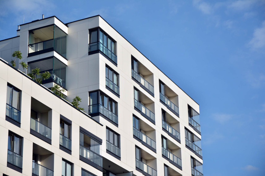 Wie kann man einen Balkon in einem Mehrfamilienhaus einrichten?