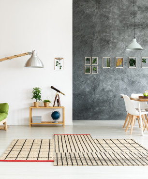 Stilvolles Wohnzimmer mit Beton und Backstein an der Wand