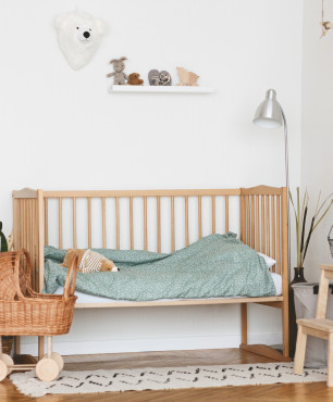 Zimmer für ein neugeborenes Baby mit einem Schrank