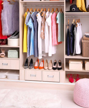 Offener Kleiderschrank mit rosa Accessoires