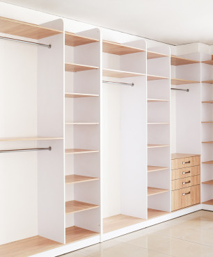 Skandinavischer Kleiderschrank