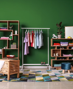 Kleiner Kleiderschrank im Zimmer