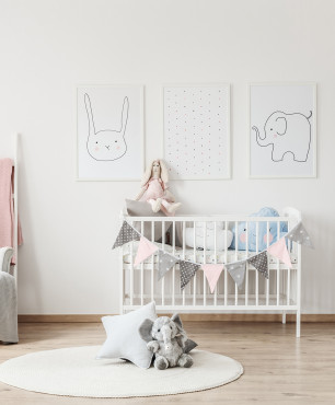 Gemälde an der Wand im Zimmer des Neugeborenen