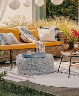 Kleine Terrasse im Boho-Stil