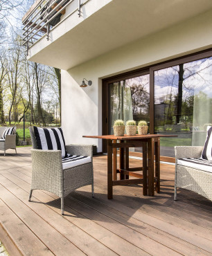 Terrasse auf Augenhöhe mit dem Garten