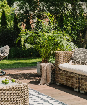 Gartenterrasse mit Hängesessel