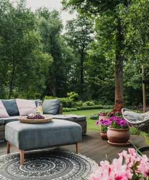 Große Terrasse mit schönen Möbeln