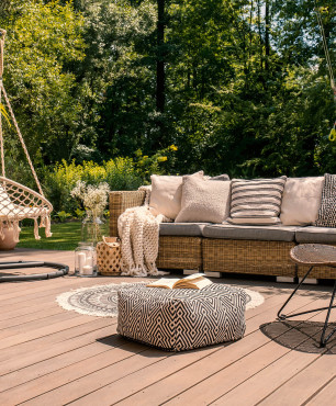 Gartenterrasse mit Möbeln