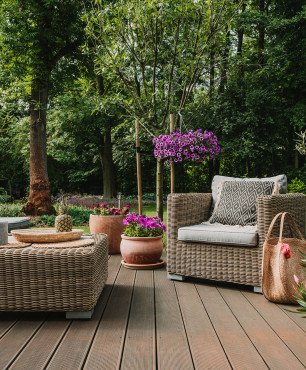 Terrasse beim Betreten des Waldes