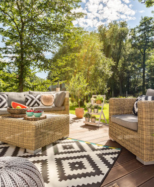 Gartenterrasse mit Blick auf den Wald