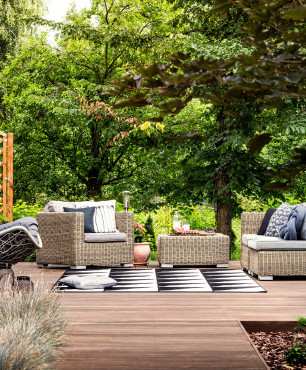 Gartenterrasse mit Hängesessel