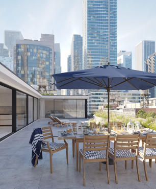 Städtische Terrasse in einer Wohnung