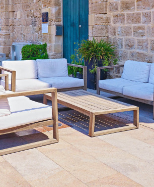 Terrasse mit Stein im Hintergrund