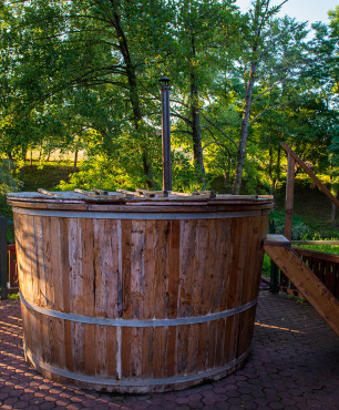 Traditioneller Holz-Whirlpool