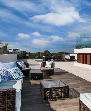 Geräumige Terrasse mit Blick auf die Stadt