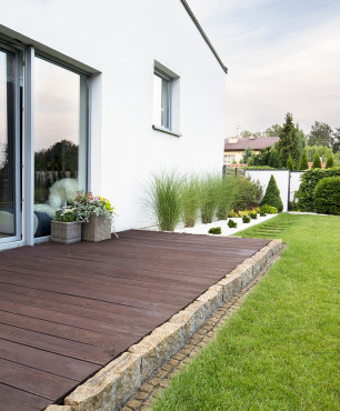 Kleine Hinterhofterrasse mit Rasen