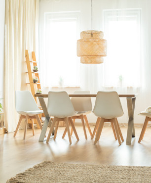 Esszimmer aus hellem Holz im skandinavischen Stil