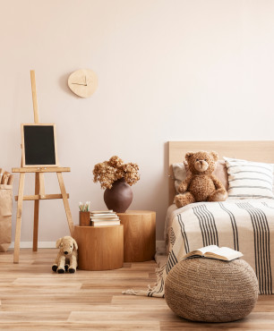 Stilvolles Kinderzimmer in hellem Holz