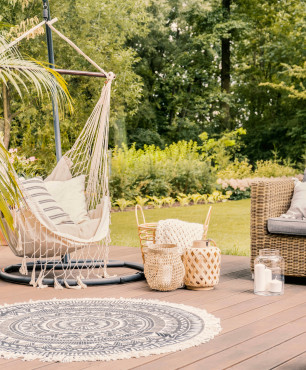 Gartenterrasse mit Schaukel und Sofa