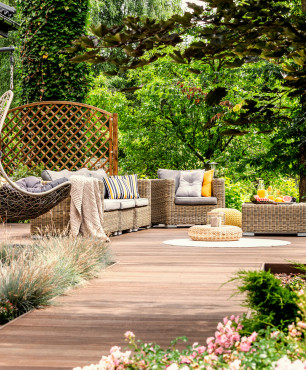 Gartenterrasse mit Teardrop-Schaukel