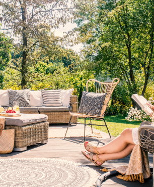 Terrasse mit Rattansitzgruppe