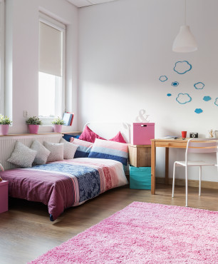 Zimmer für ein Mädchen mit erdigen und blauen Accessoires