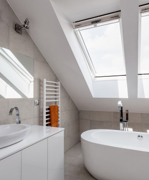 Loft-Badezimmer mit runder Badewanne