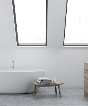 Minimalistisches Badezimmer mit freistehender Badewanne